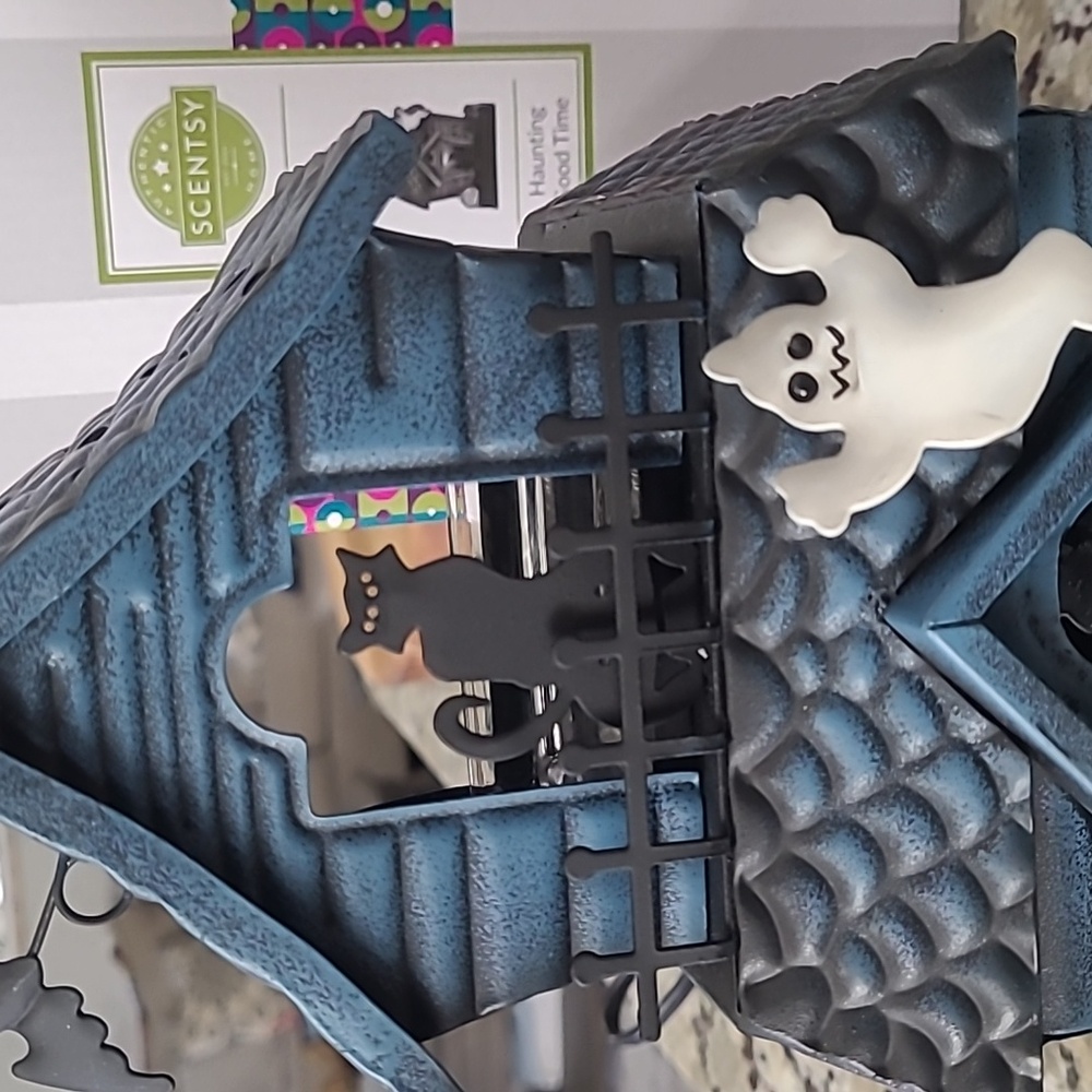 Scentsy Haunting Good Time Haunted House Wax Warmer with Ghost, Cat, Bat.. - Picture 4 of 6